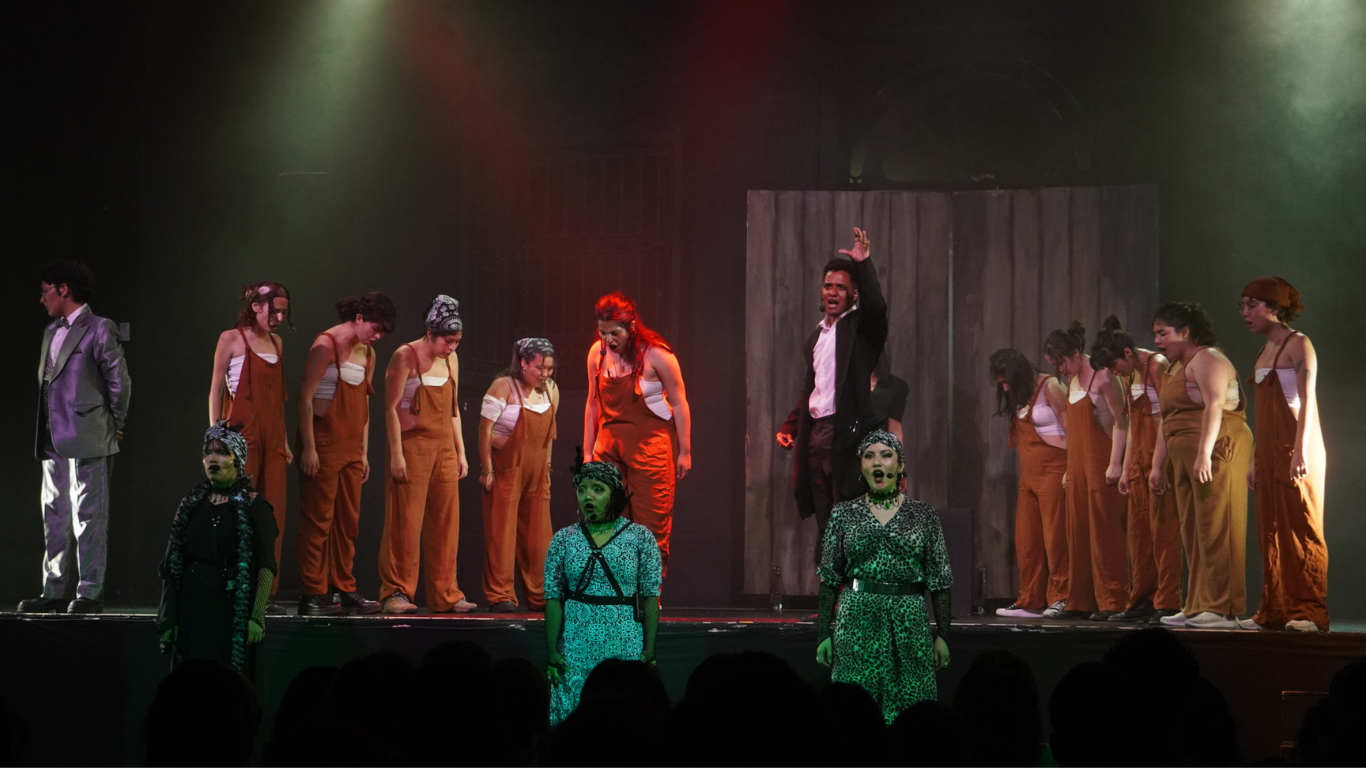 Elenco joven de Spotlight Perú durante una presentación de teatro musical