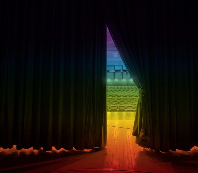 Crear un espacio para ser tú mismo: teatro, juventud y orgullo