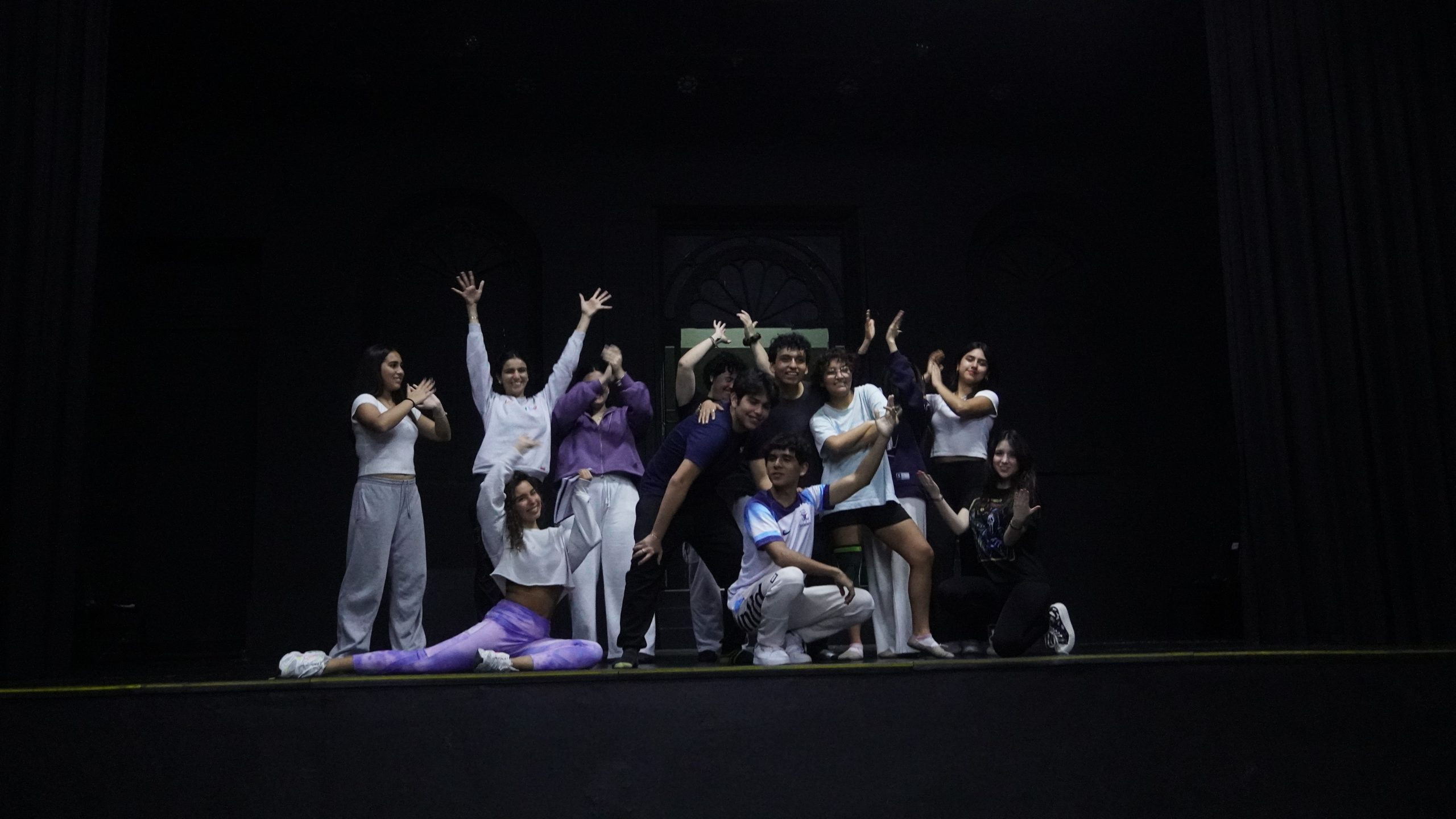 Estudiantes ensayando escena 1