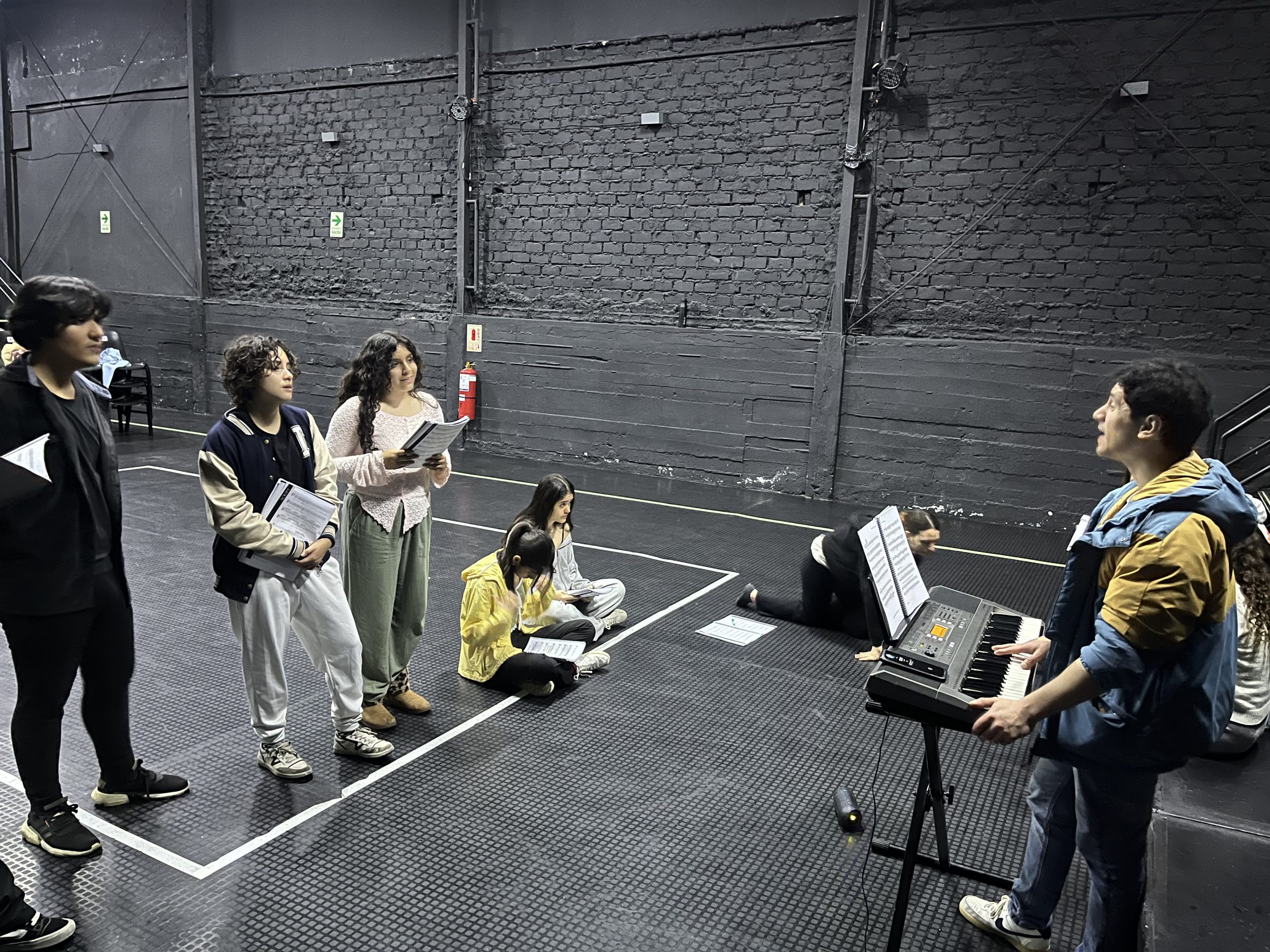 Ensayo grupal en butacas