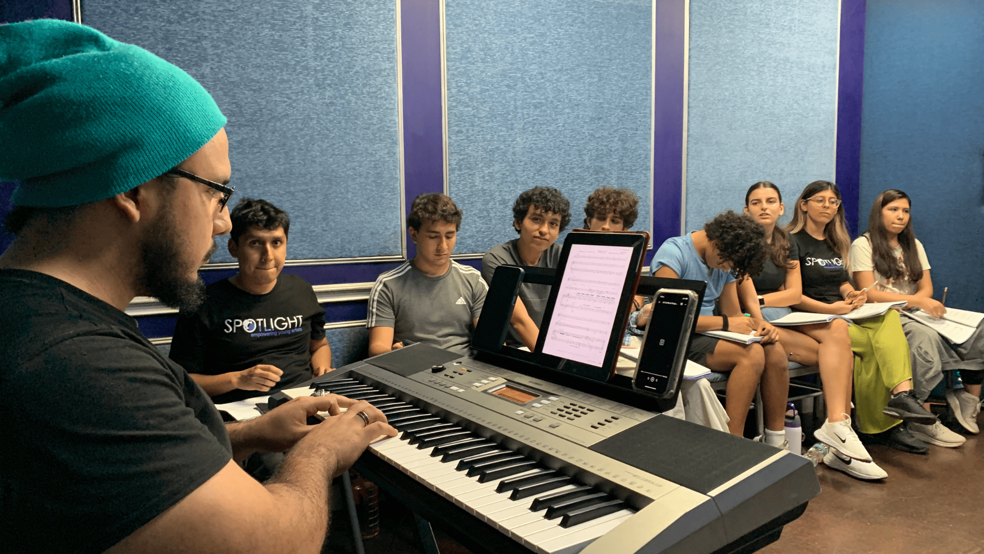 Estudiantes de Spotlight ensayando