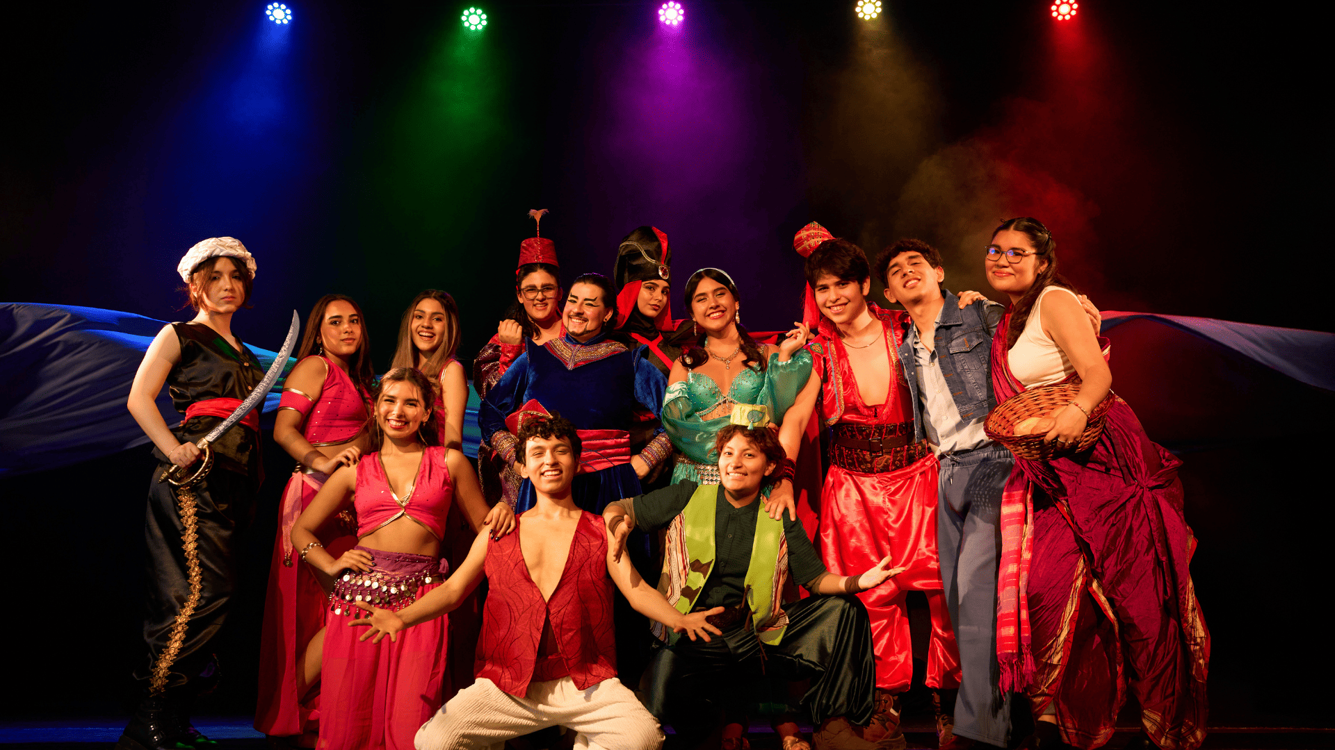 Estudiantes egresados de Spotlight celebrando en escena