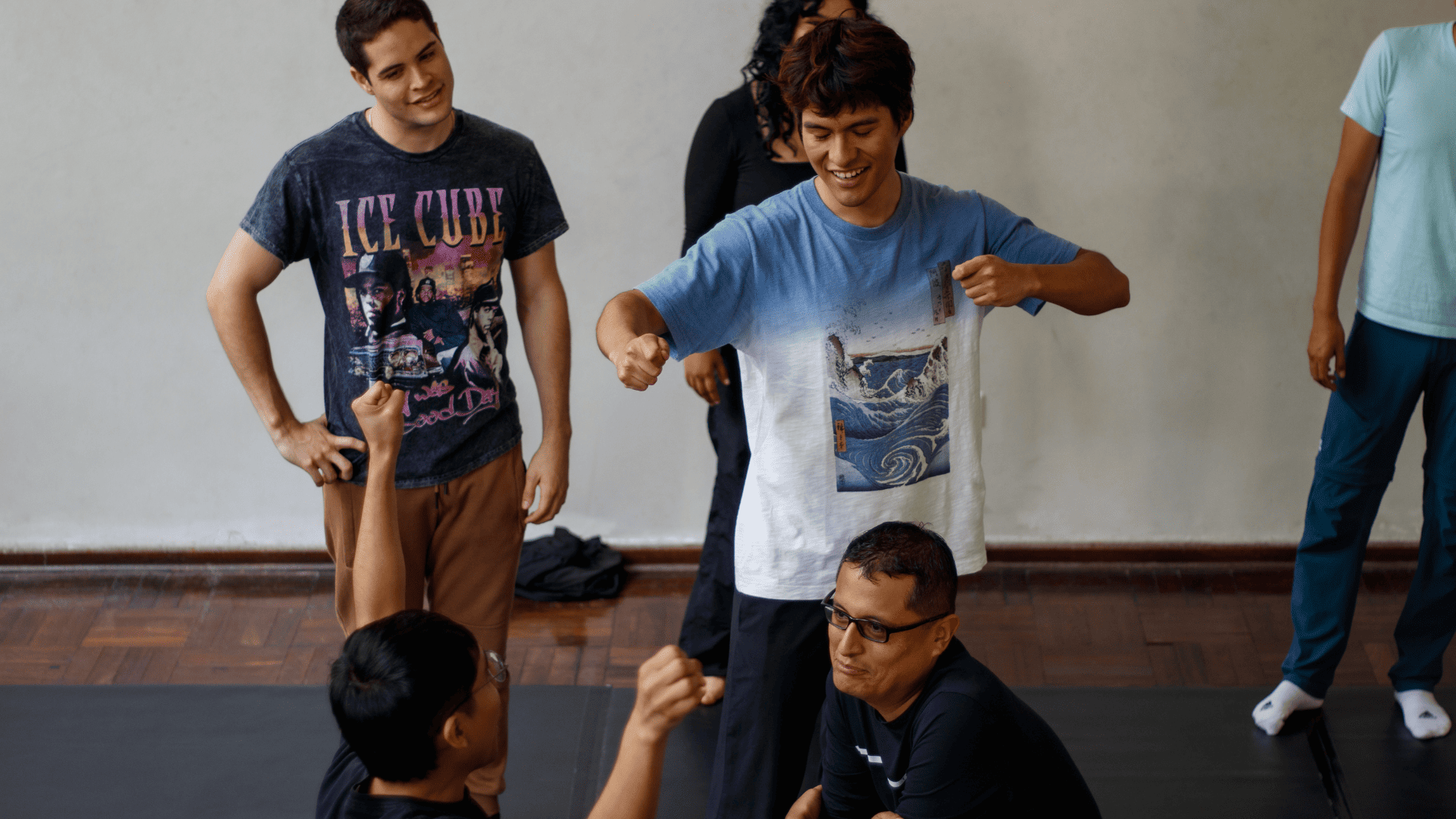 Jóvenes artistas de Spotlight Perú compartiendo el escenario