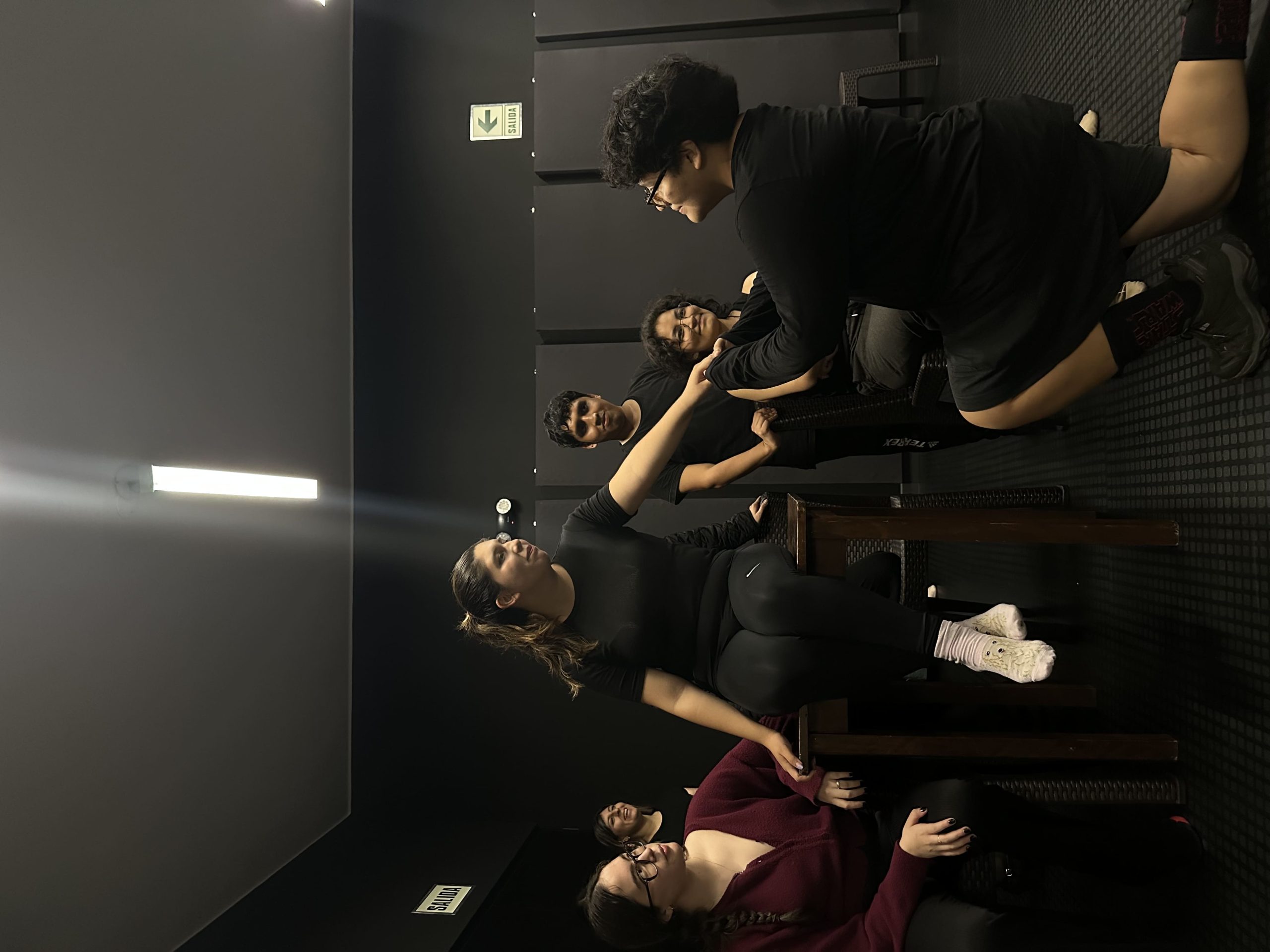 Jóvenes artistas durante un ensayo de Hadestown
